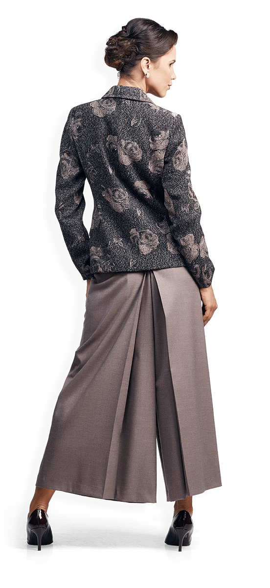 Сако с флорални мотиви и пола панталон