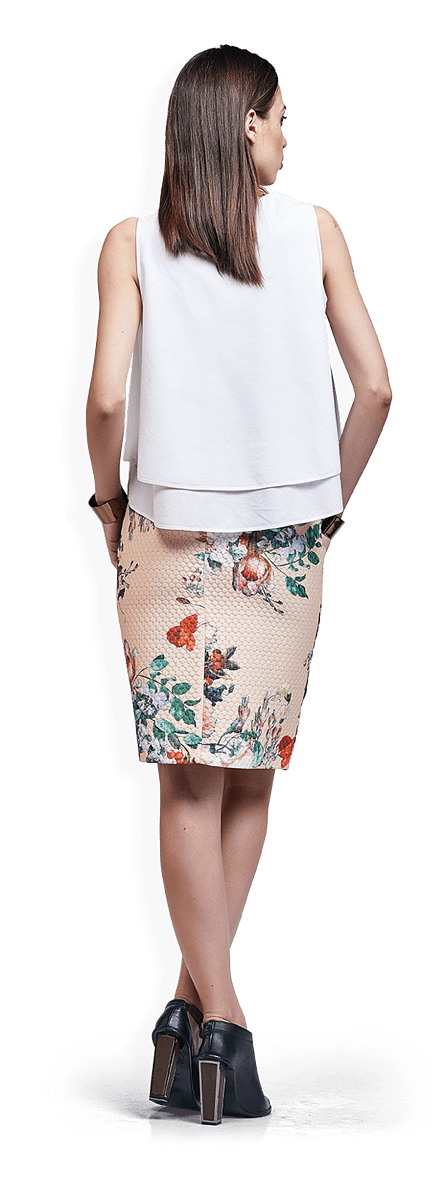 Бяла блуза и права пола с флорален мотив