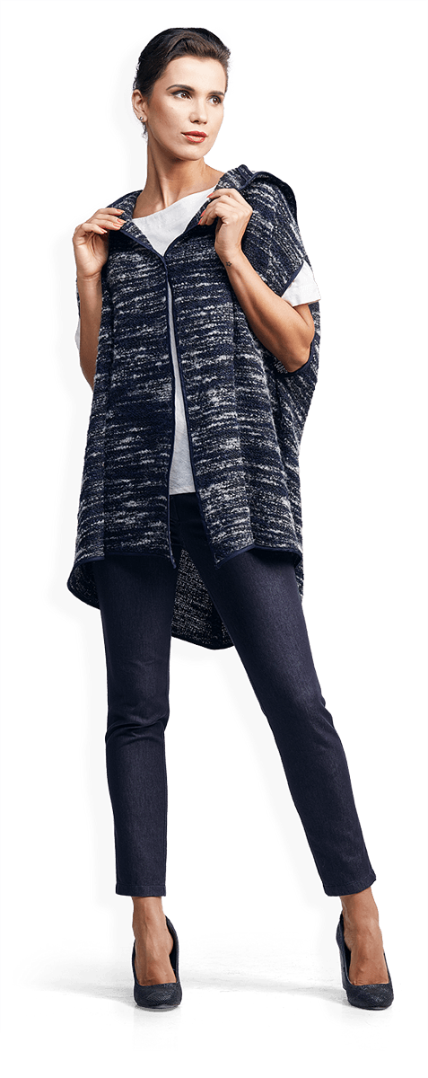 Дълго синьо пончо и дънков панталон