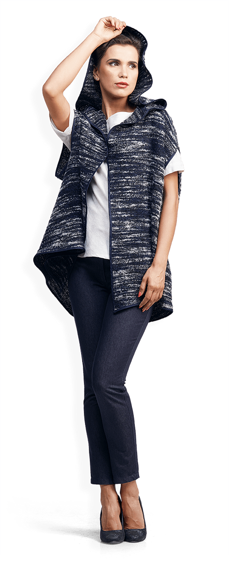 Дълго синьо пончо и дънков панталон