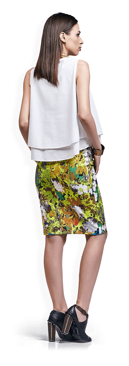 Бяла блуза и поля с живописен десен