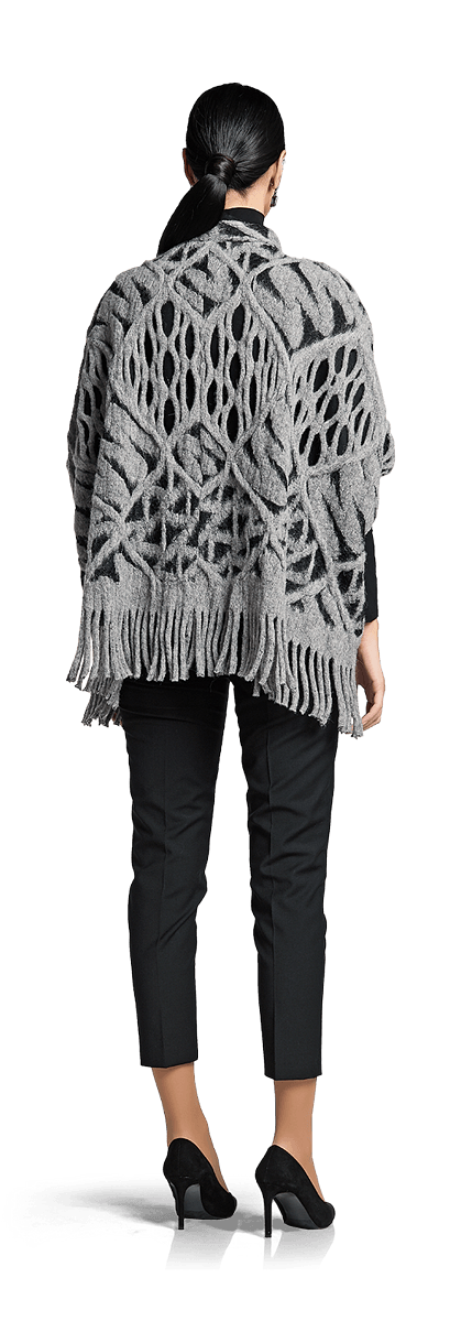 Вълнена пелерина и черен панталон